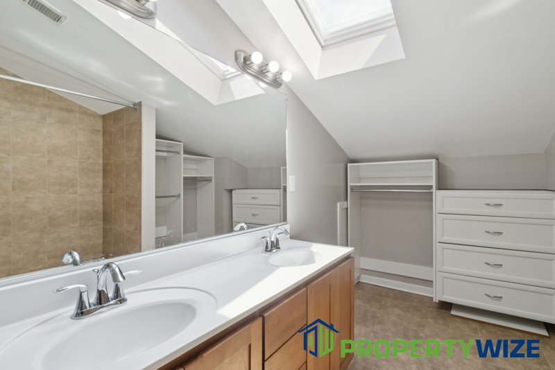 Modern 3BR Townhome with Open Floor Plan & Stylish Kitchen property image